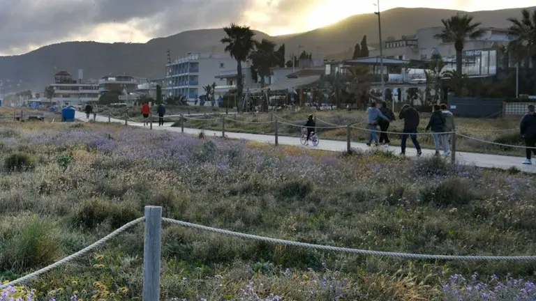 El paseo marítimo de Castelldefels renovará la luz de su tramo peatonal