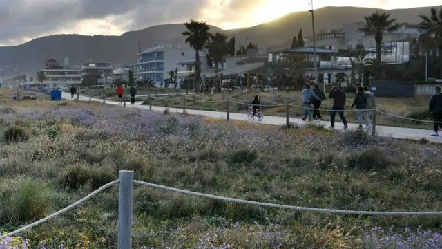 El paseo marítimo de Castelldefels renovará la luz de su tramo peatonal