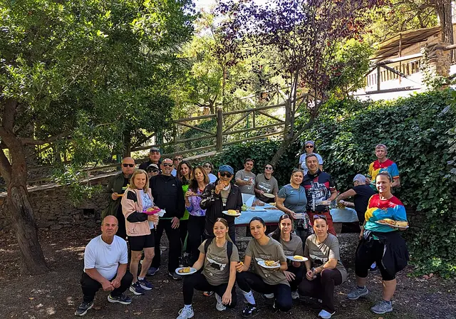 Una caminata por Sierra Nevada reunió senderismo y solidaridad