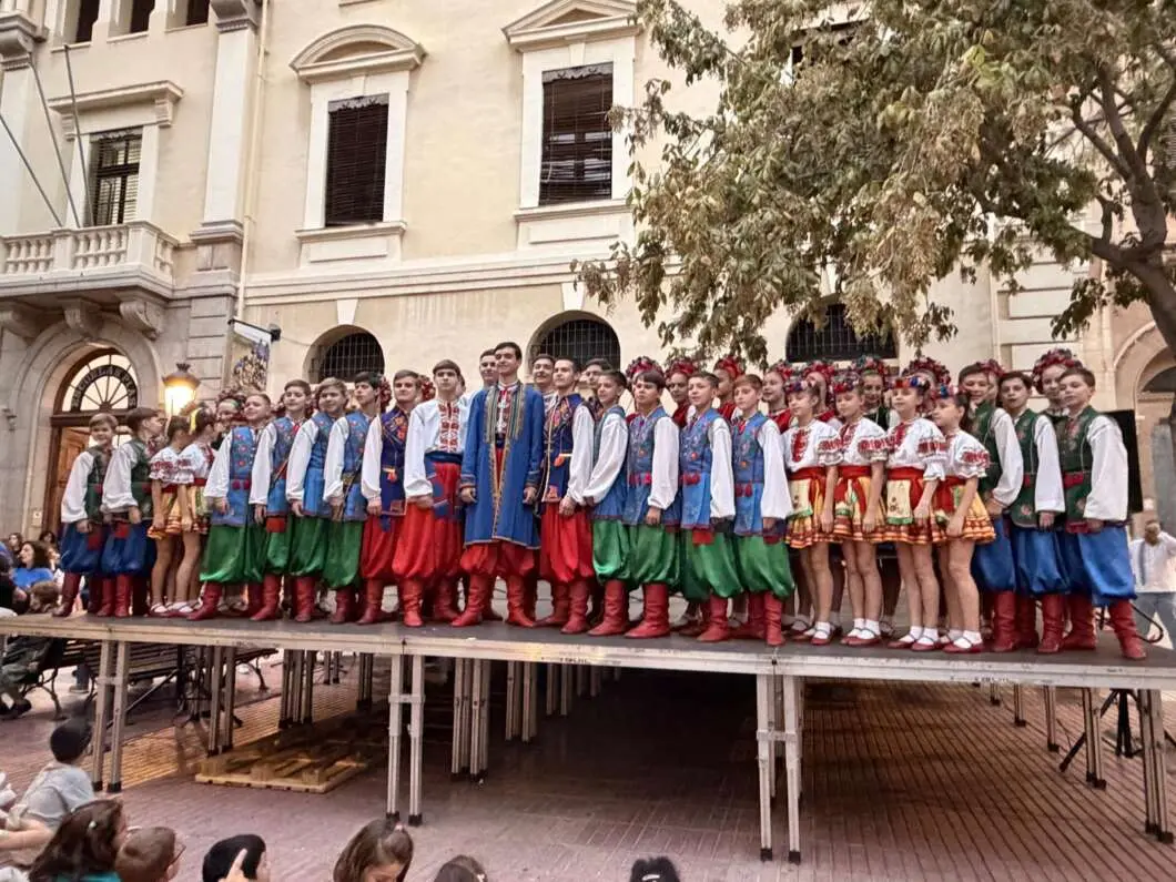 Música y danza ucraniana comparten escenario en la plaza de las Escuelas Pías