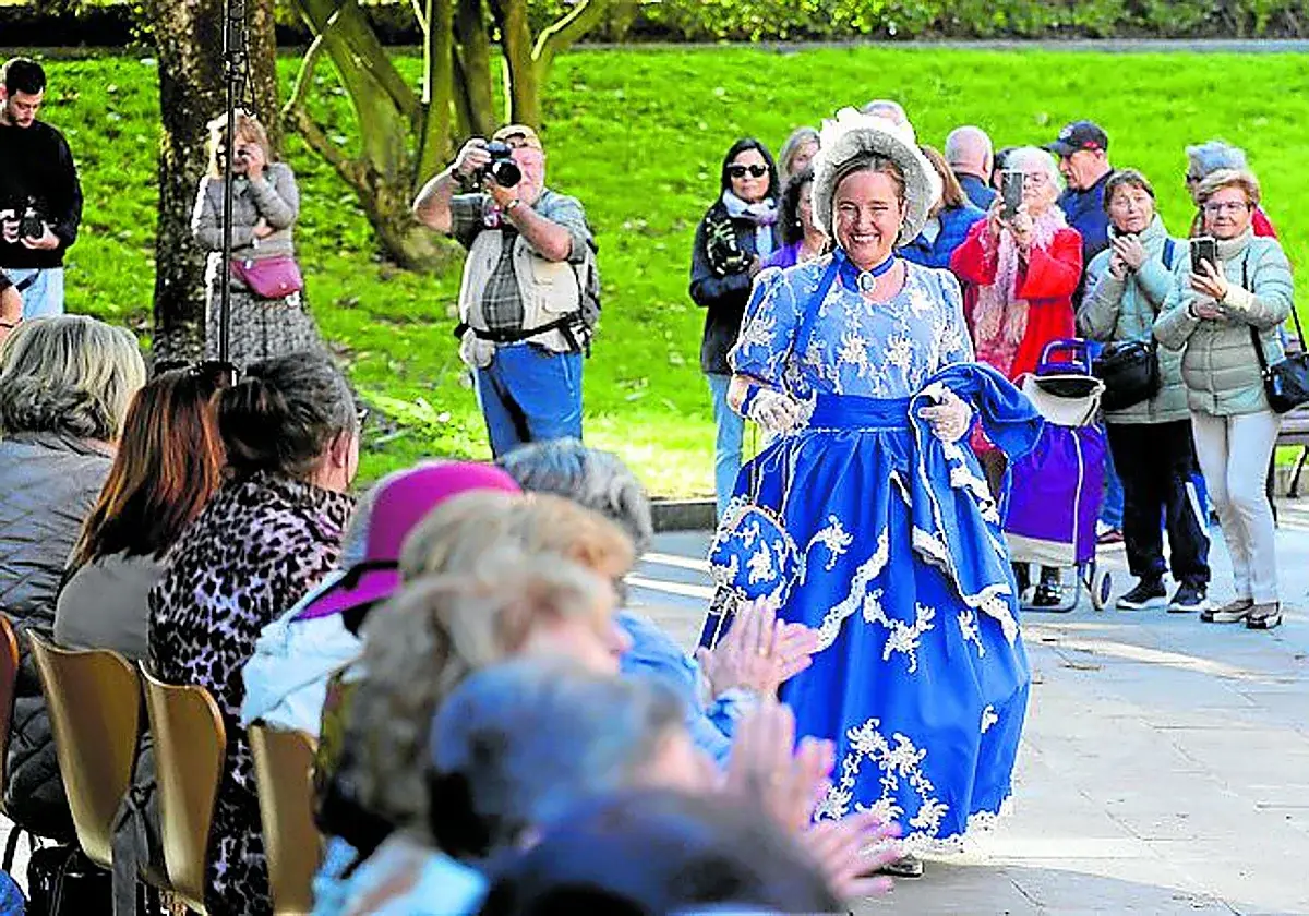 Villa Magdalena se suma al Desarme con un desfile de modelos de época