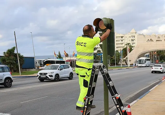 La actualización de 32 semáforos en Marbella podría alargar las esperas
