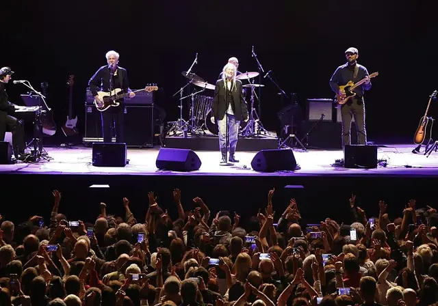 Patti Smith reúne a miles de seguidores en una noche de concierto en Gijón