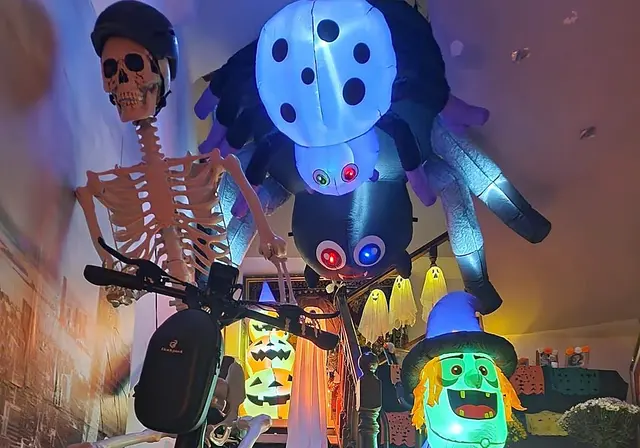 Una casa de La Calzada renueva su ambientación de Halloween con un altar de muertos