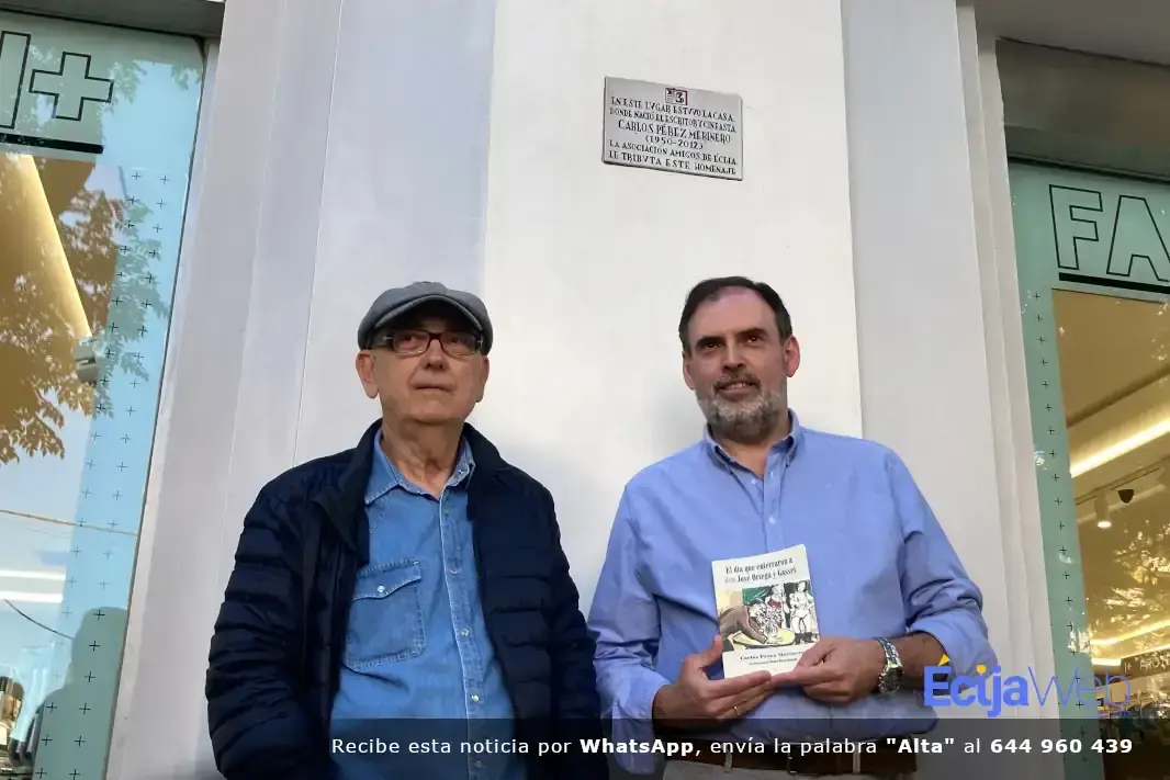 Amigos de Écija renueva la placa dedicada a Carlos Pérez Merinero