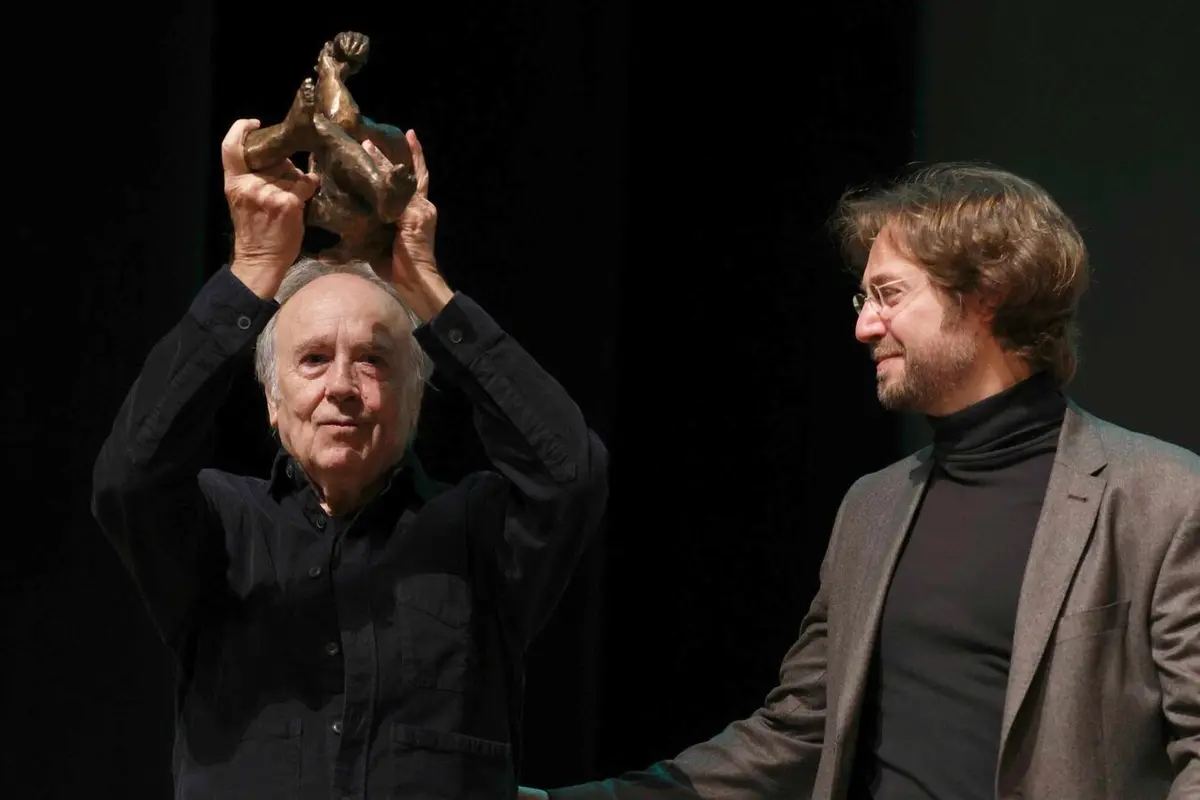 Serrat recibe el Premio Leteo en un Auditorio Ciudad de León lleno