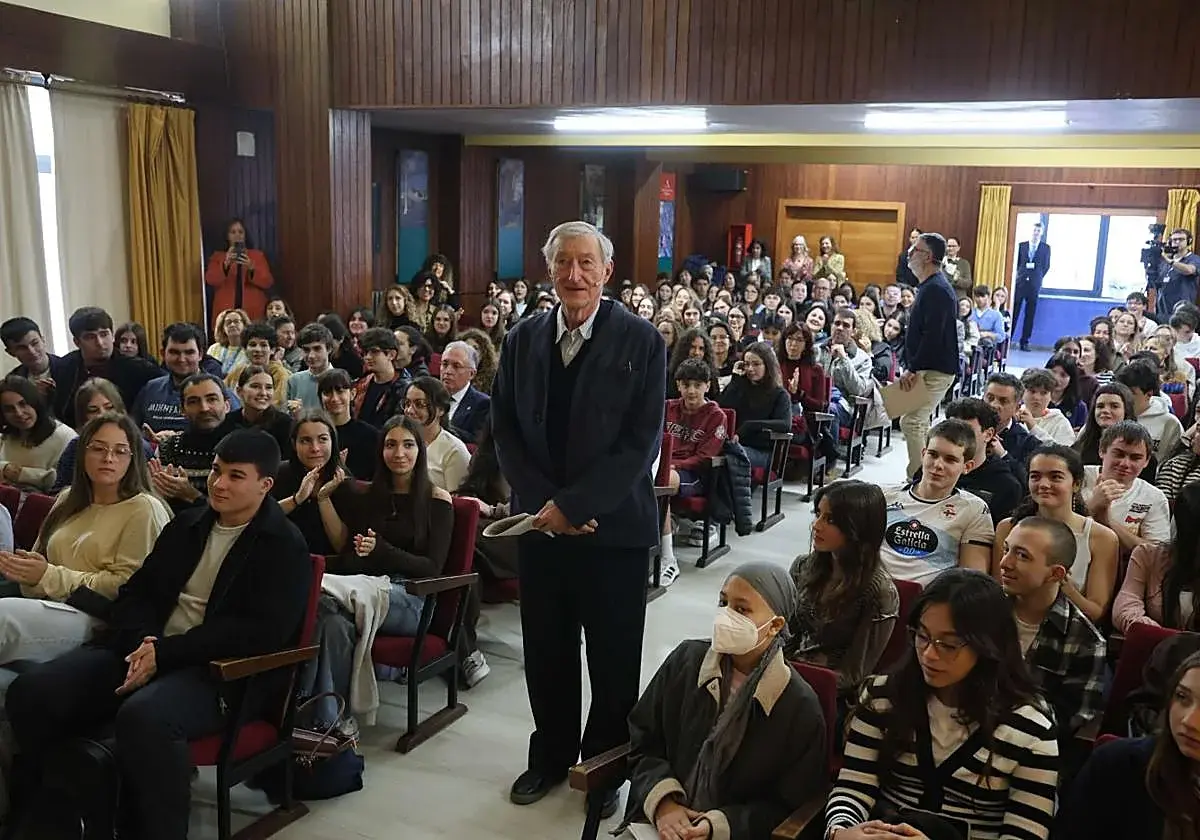 Julian Barnes acerca a los estudiantes de Gijón las dificultades del oficio de escritor