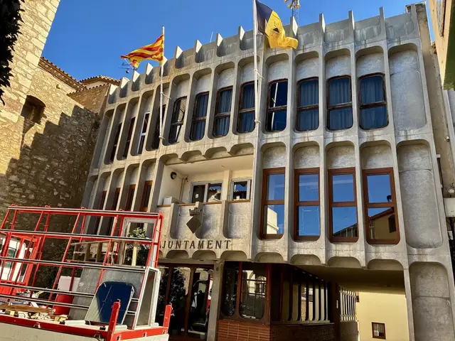 Vandellòs renueva ventanas y balcones de su edificio consistorial