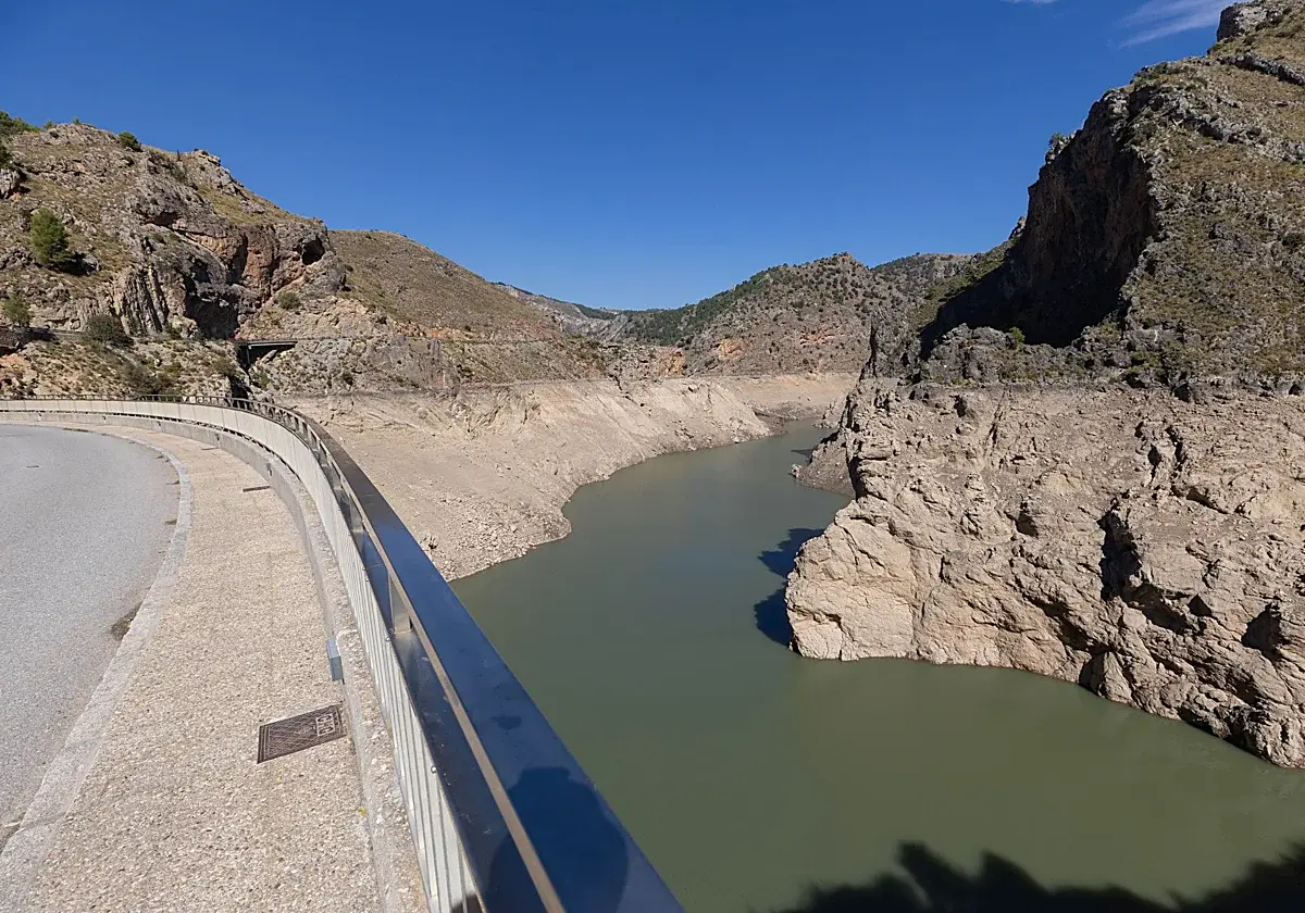Trabajos en el pantano de Quéntar y el río Aguas Blancas mientras avanzan las reclamaciones