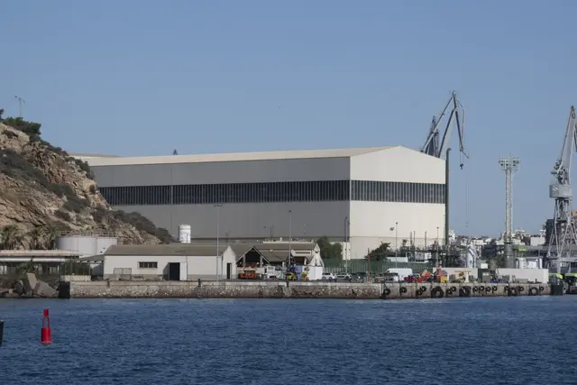 La maquinaria llega al muelle del Carbón antes de retirar las dependencias de la Armada