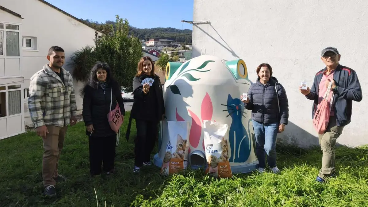 Burela identifica con un carné a quienes atienden sus colonias felinas