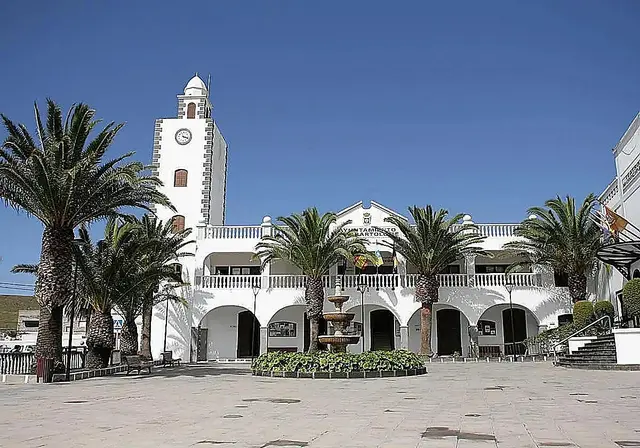 Una plaza próxima al Ayuntamiento de San Bartolomé ganará en accesibilidad