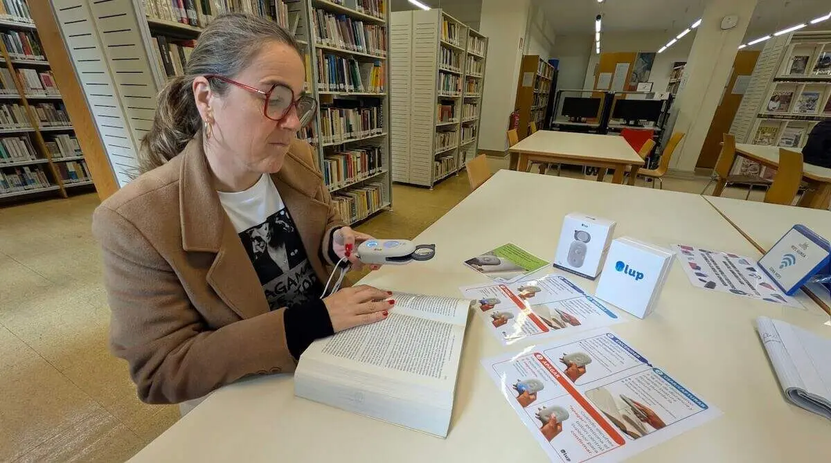 Una lupa inteligente amplía las opciones de lectura en la biblioteca central de Barakaldo