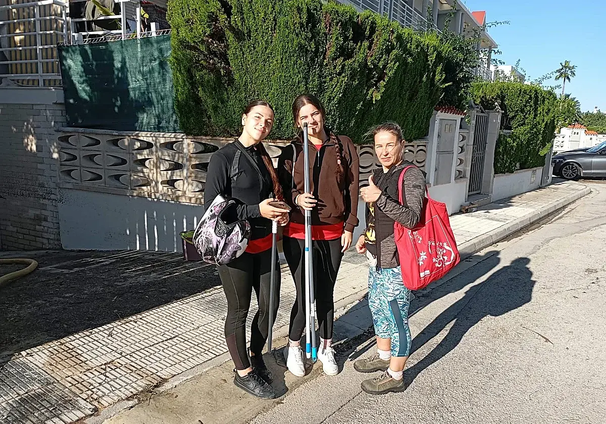 Adolescentes de Oliva vuelven a las zonas afectadas para echar una mano
