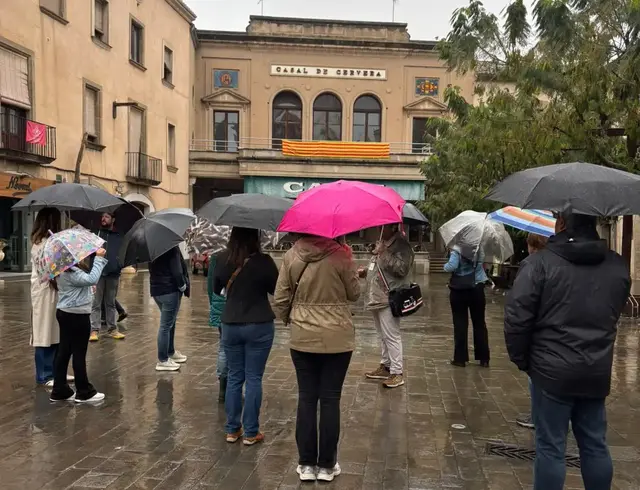 Una veintena de personas recorre el legado modernista de Cervera bajo la lluvia
