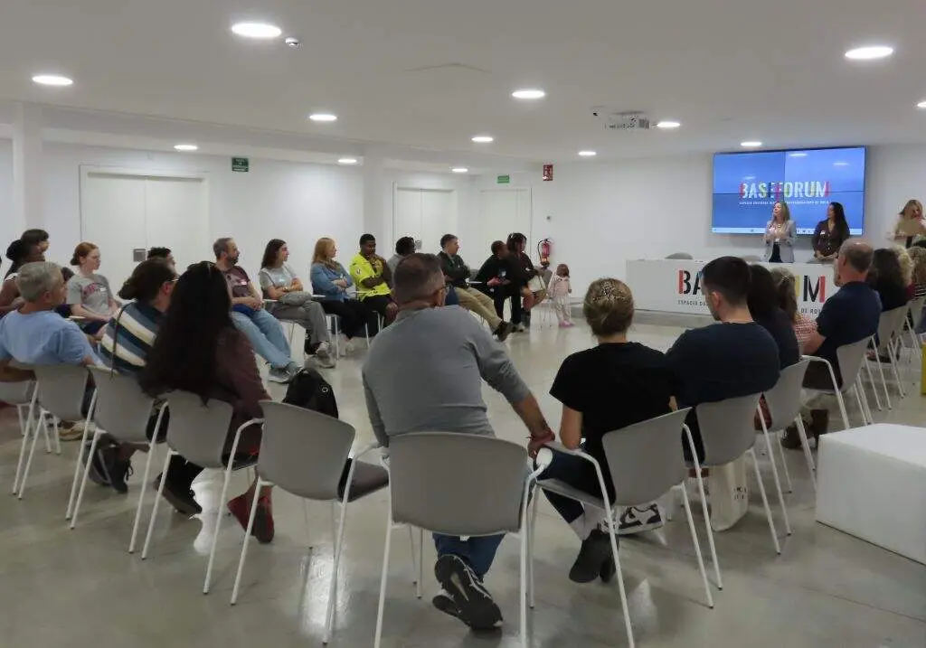 Unos 45 participantes comparten idiomas y culturas en Base Forum