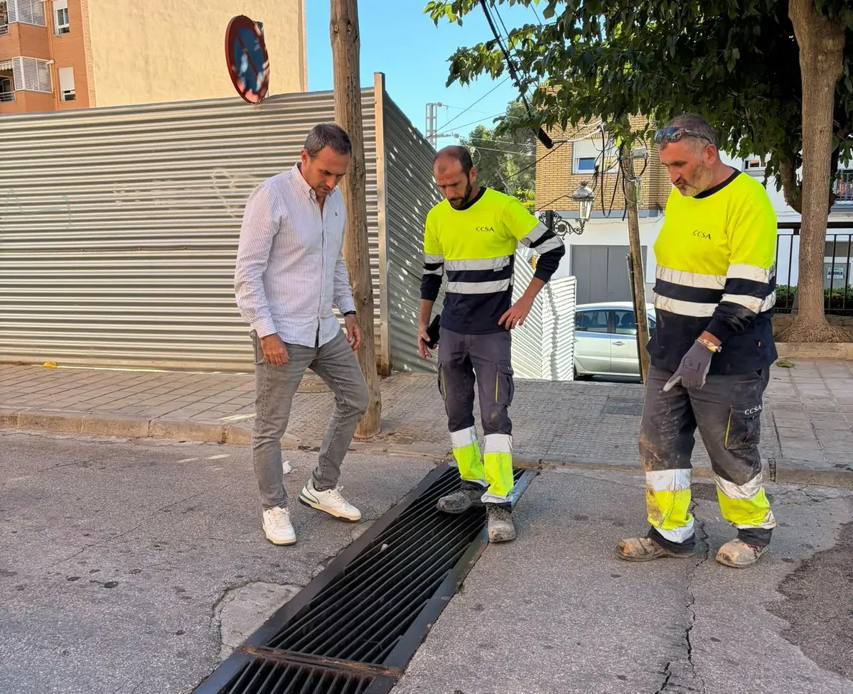 Chiva inicia tareas en imbornales y colectores para reducir las filtraciones en viviendas