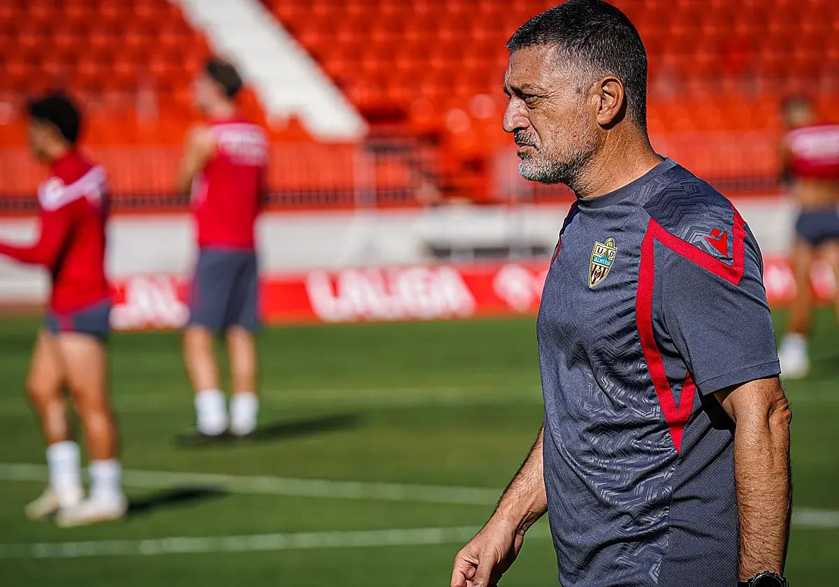 García Pimienta pone el foco en la exigencia de medirse al Oviedo