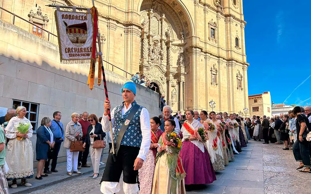 Flores y jotas acompañan la ofrenda del Pilar en Alcañiz