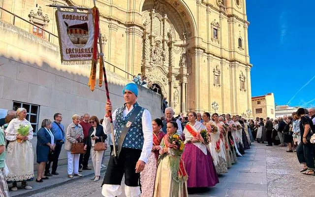 Flores y jotas acompañan la ofrenda del Pilar en Alcañiz