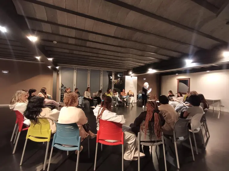 Un taller en Vic aborda las desigualdades de género y raciales entre jóvenes