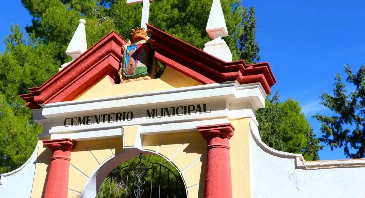 Almansa habilitará un autobús gratuito al cementerio por Todos los Santos