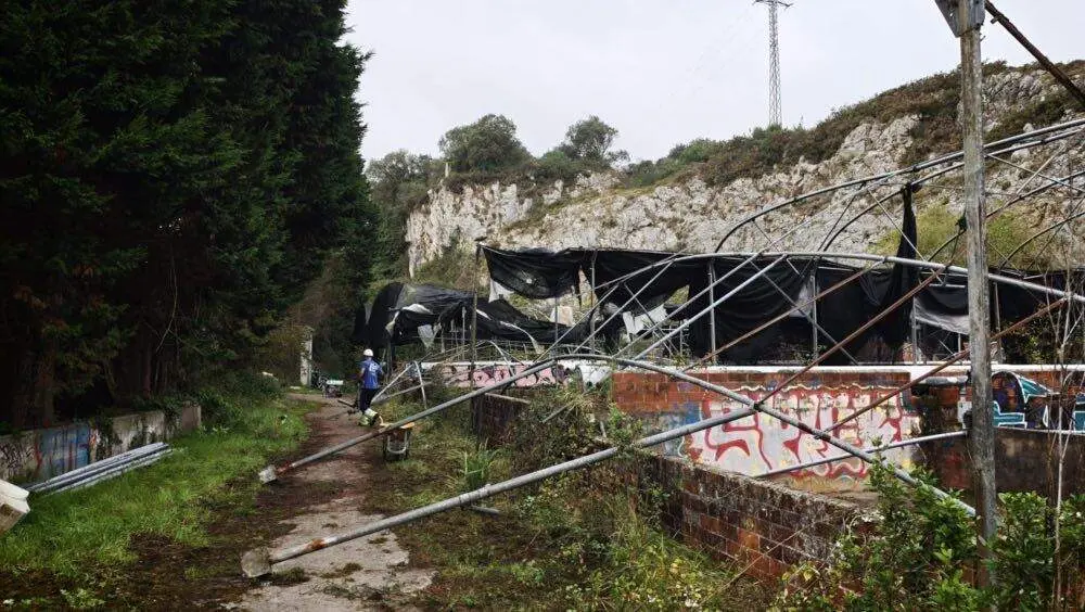 Comienza la demolición de la antigua piscifactoría de Cuevas del Mar