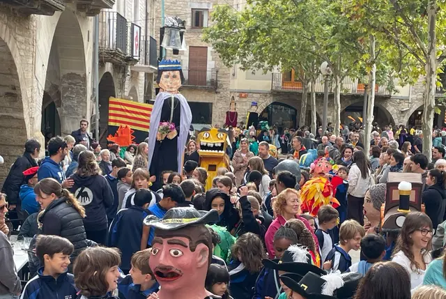 La plaza Major reúne a un millar de personas en el arranque de la Festa Major