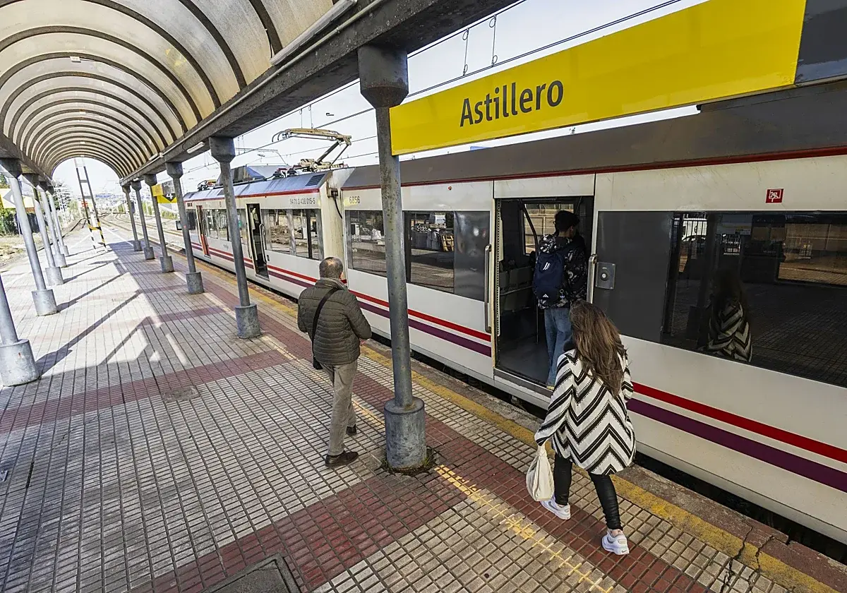 El Astillero reclama recuperar la atención presencial en su estación de tren