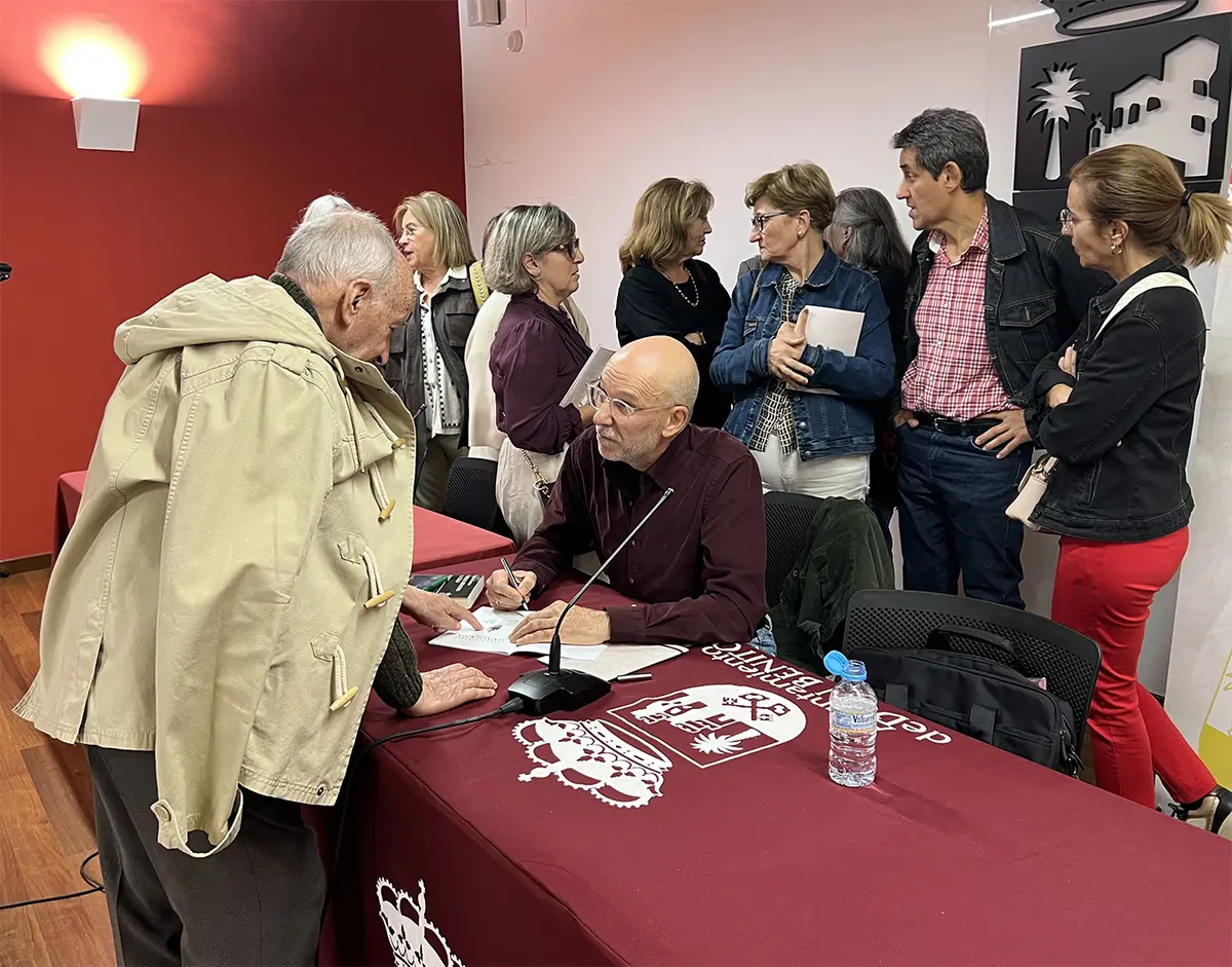 Eugenio Fuentes acudió al Aula Literaria Guadiana de Don Benito