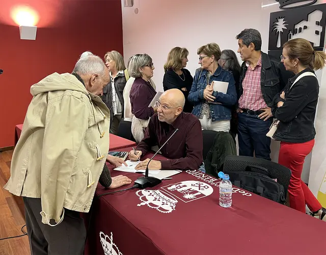 Eugenio Fuentes acudió al Aula Literaria Guadiana de Don Benito
