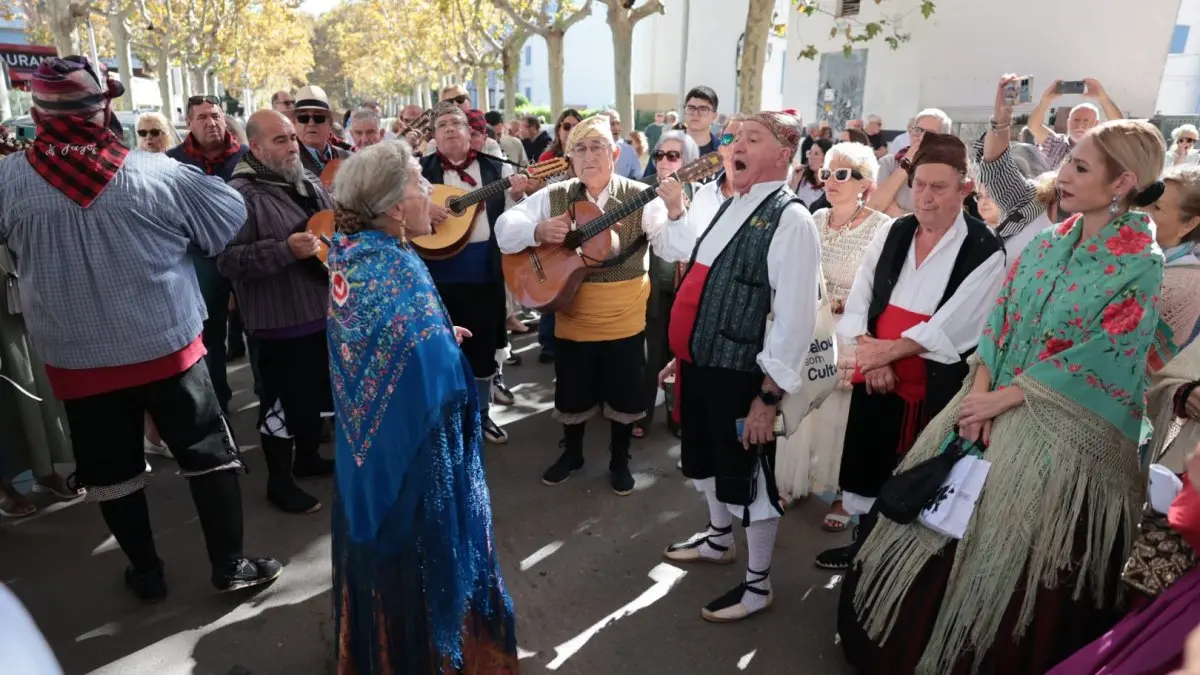 La calle Major celebra el Pilar al ritmo de las jotas