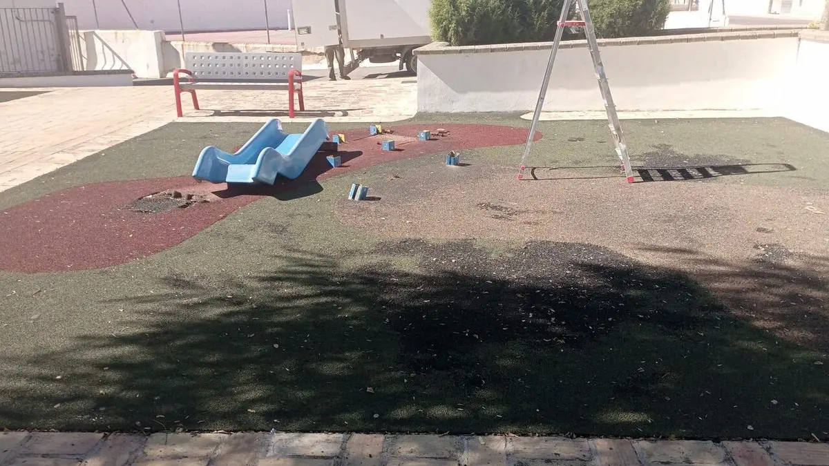 Comienza en El Sol la mejora de los parques infantiles de Lopera