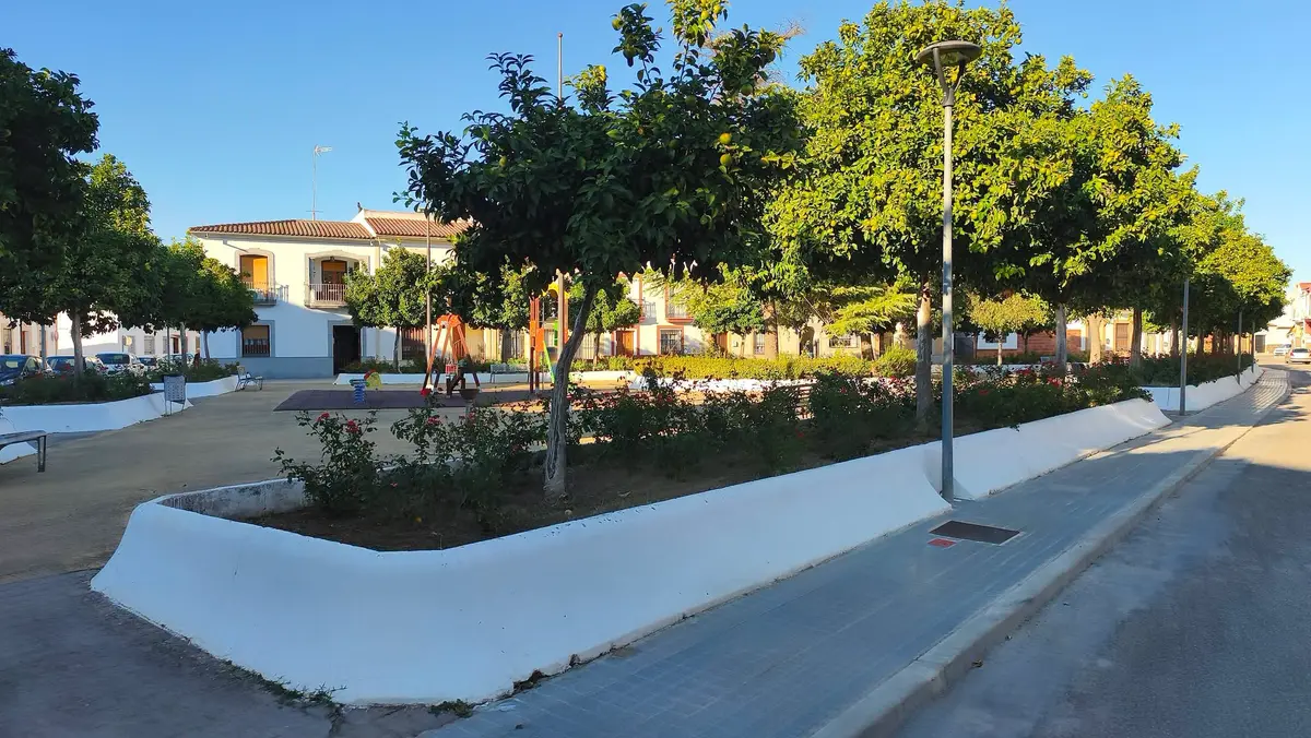 Limpian los arriates del parque de la calle Árbol del Amor