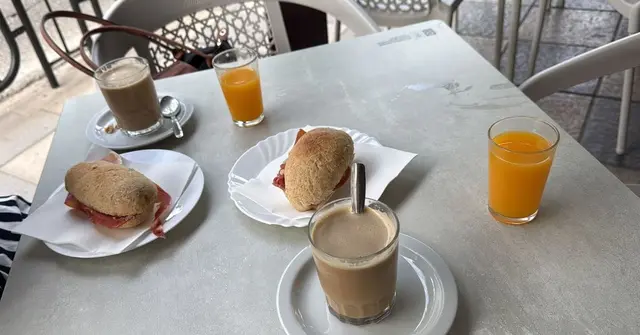 Café Pub Terraza ofrece en la Estación de San Roque un desayuno completo por tres euros