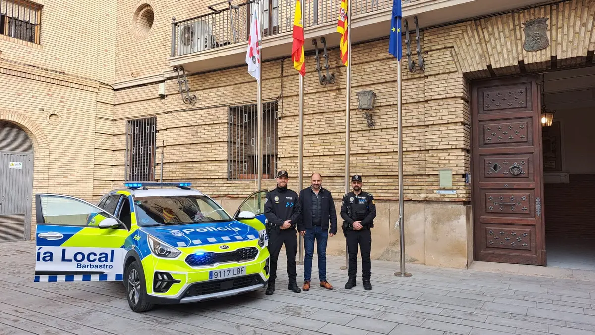 Un nuevo patrulla de Barbastro incorpora un desfibrilador