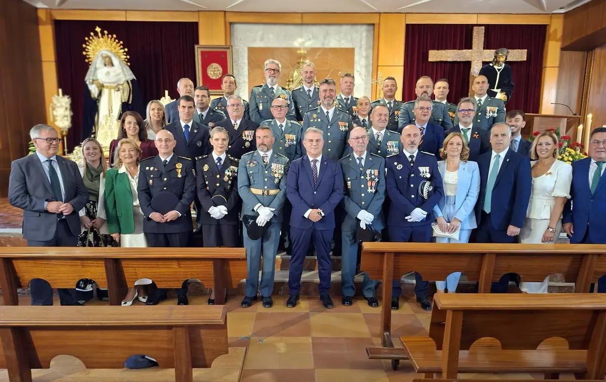 Hellín reconoce a dos personas con condecoraciones y distingue a un colaborador de la Guardia Civil