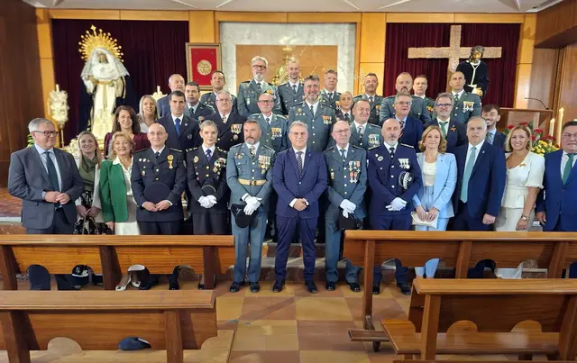 Hellín reconoce a dos personas con condecoraciones y distingue a un colaborador de la Guardia Civil