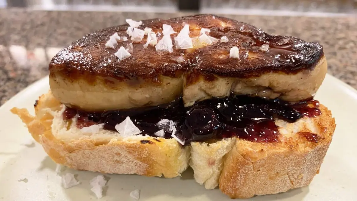 Foie con manzana y fritos caseros, entre los reclamos de un bar pamplonés