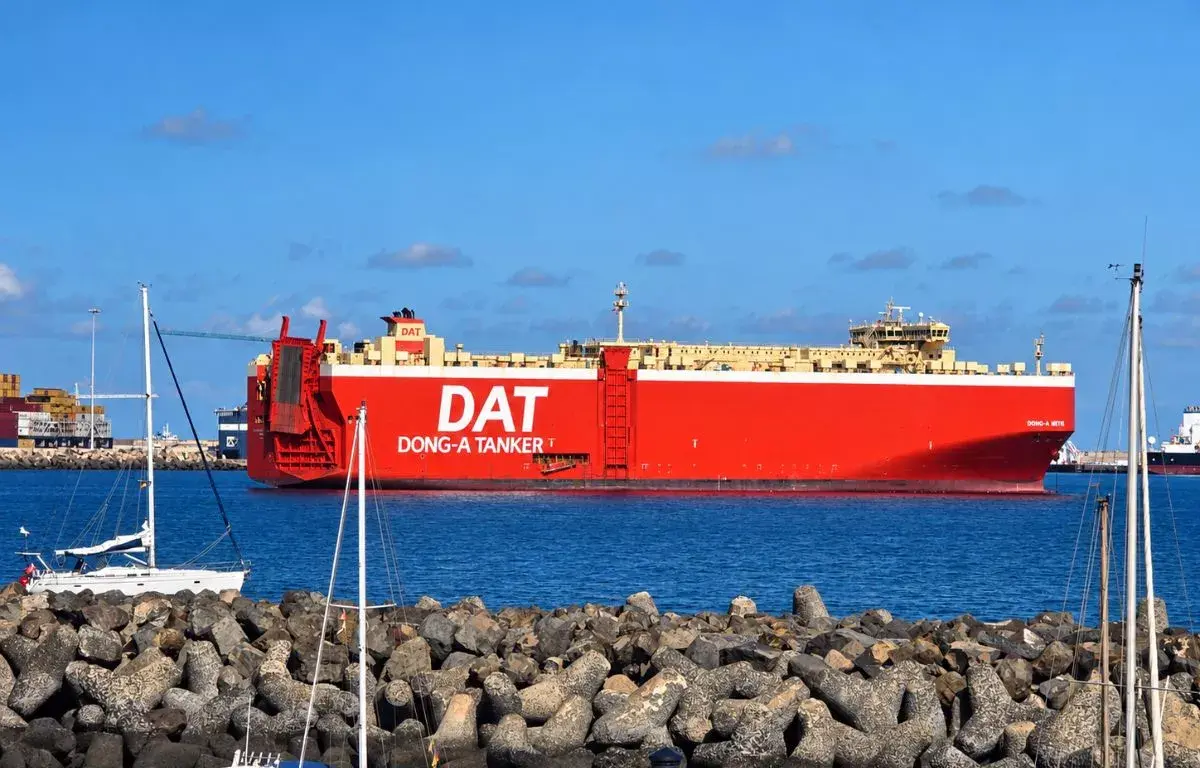 El carguero DONG-A METIS hace escala en el puerto capitalino
