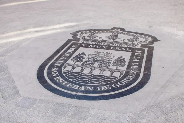 La Plaza Mayor de San Esteban de Gormaz estrena pavimento accesible y escudo