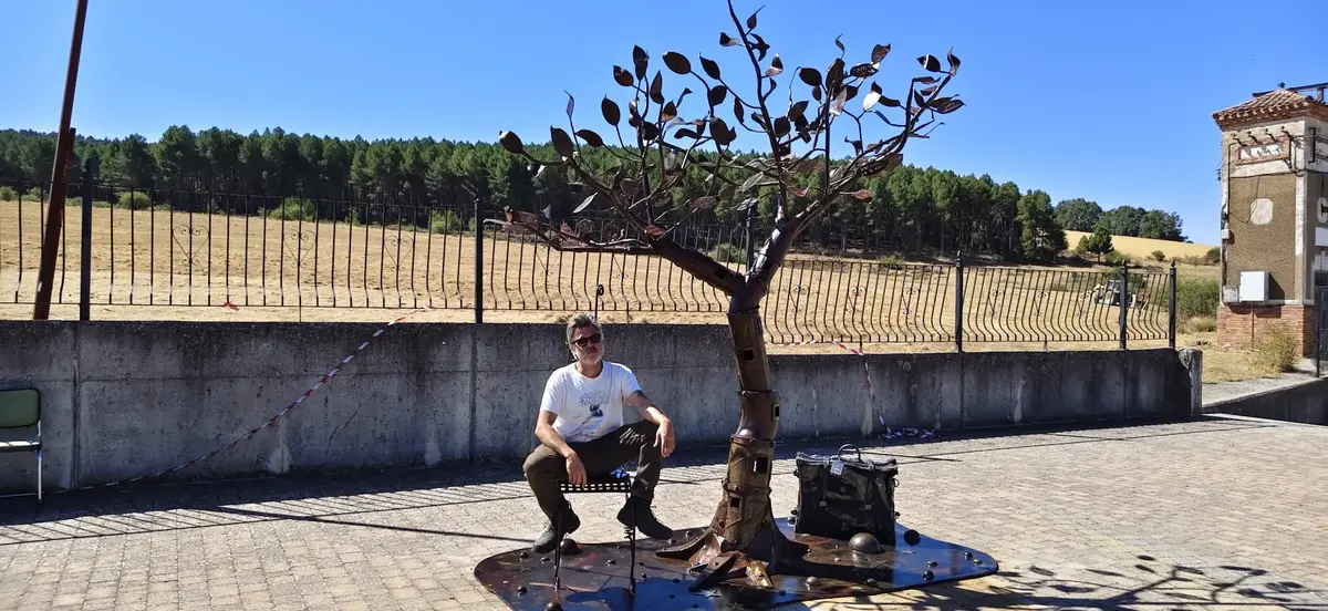 Una escultura de hierro reúne la memoria familiar de Roscales