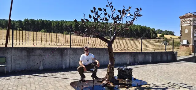 Una escultura de hierro reúne la memoria familiar de Roscales
