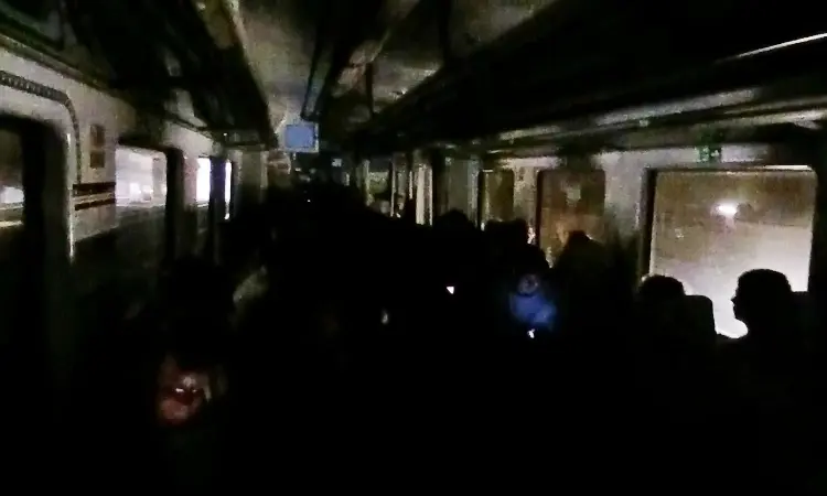 Una avería de tensión deja a oscuras un tren en los túneles de Barcelona