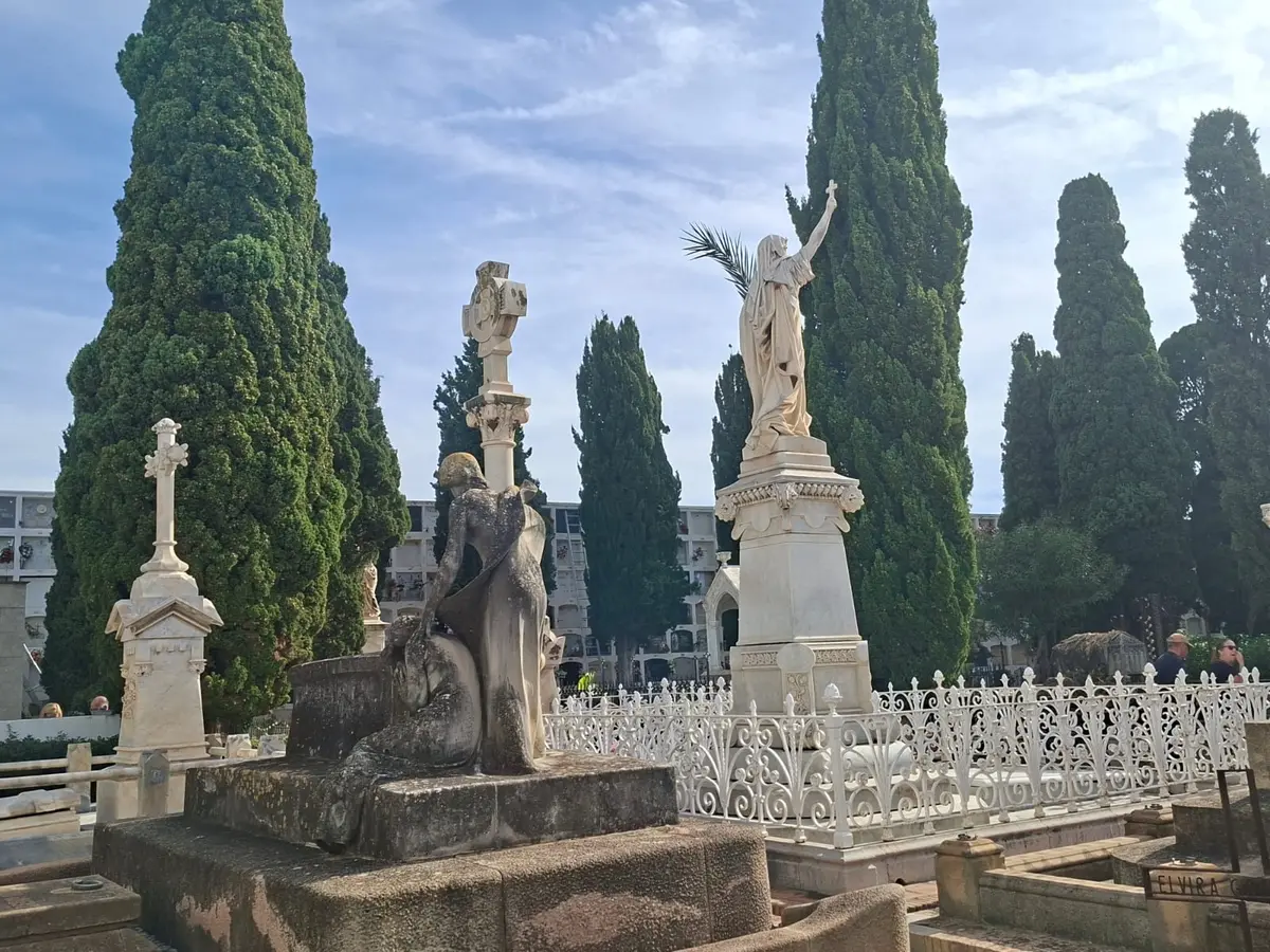 Sitges amplía la visita a sus cementerios y propone una ruta de arte funerario