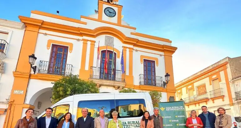 Campanario recibe un vehículo para facilitar el transporte de mayores
