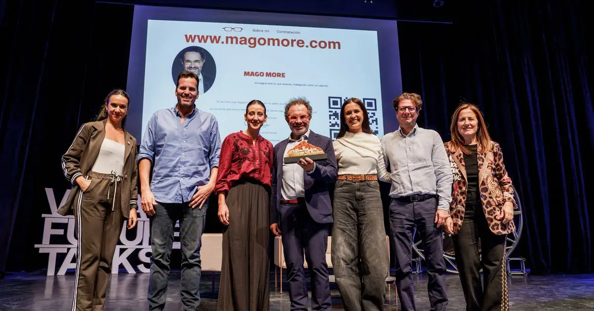 Mago More sitúa la adaptación en el centro de una charla en Vera