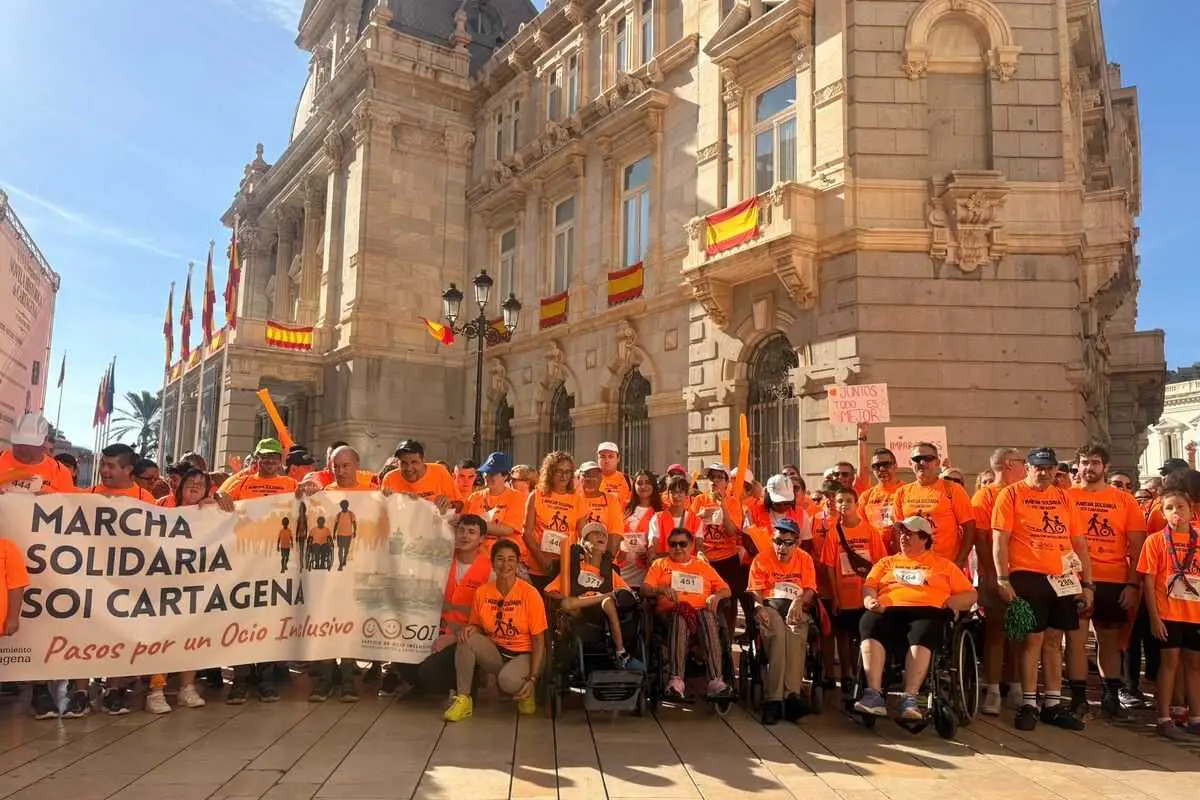 Una marcha solidaria recorre Cartagena para impulsar un viaje inclusivo a París