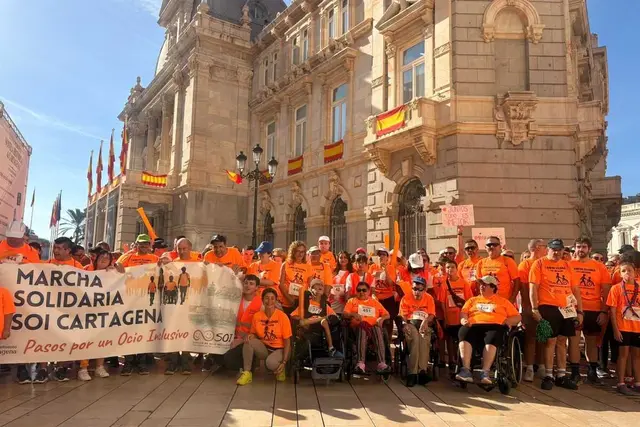 Una marcha solidaria recorre Cartagena para impulsar un viaje inclusivo a París
