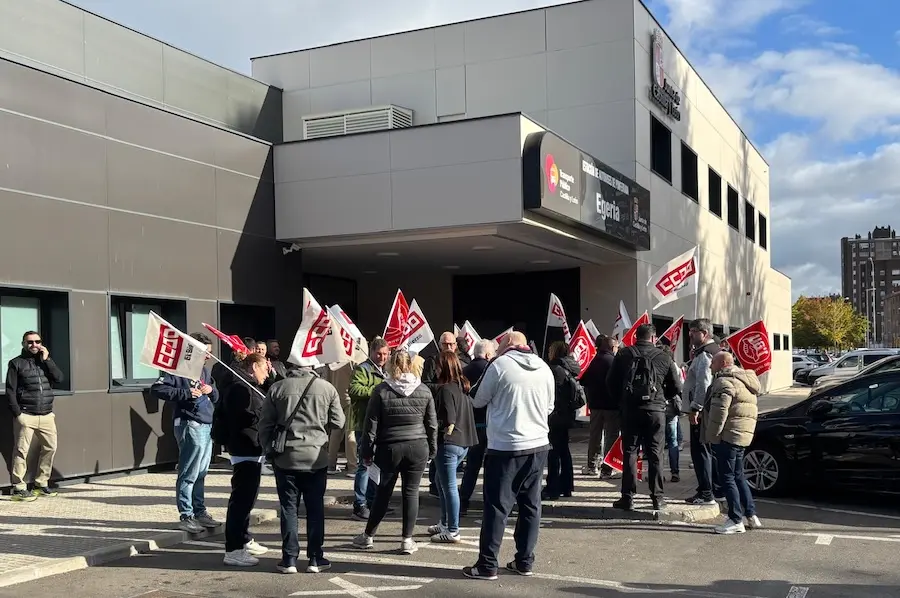 Los sindicatos llevan a la estación de Ponferrada su reivindicación de un convenio justo